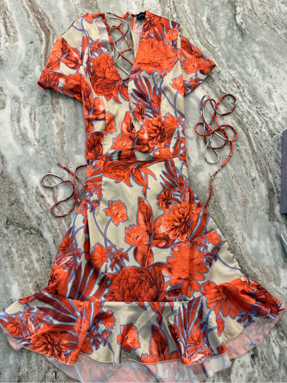 PrettyLittleThing Deep V beck Dress in Orange Floral Print & Lace-Up Back Size 6